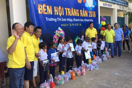 Hội Caravan Nha Trang: Tặng 150 suất quà cho học sinh Khánh Sơn