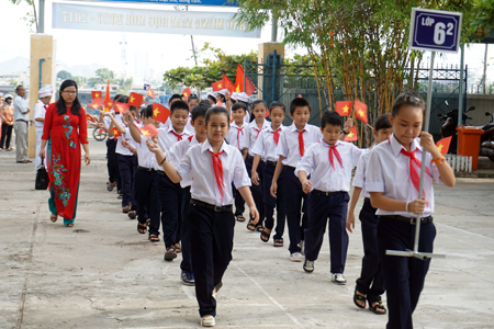 Đón các em học sinh lớp 6.