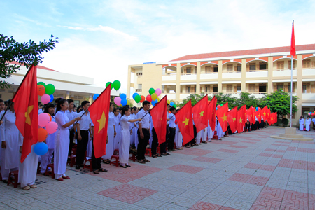 Nghi thức chào cờ trang trọng trong buổi lễ khai giảng năm học mới của trường THPT Trần Cao Vân.