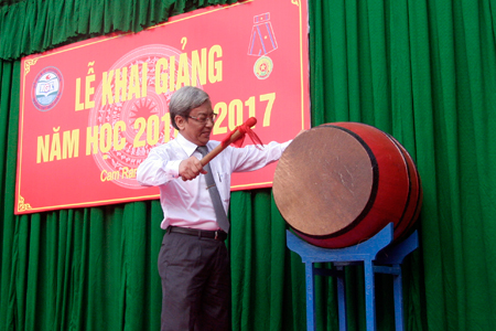 Ông Lê Xuân Thân đánh trống, khai giảng năm học mới.