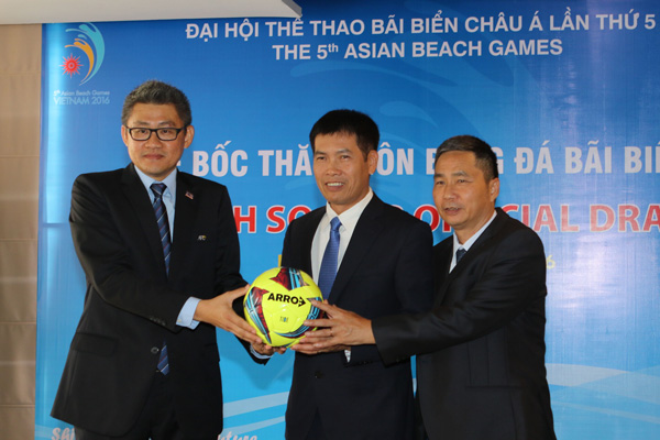 Phó Tổng cục trưởng Tổng cục TDTT Trần Đức Phấn (giữa), Phó TTK VFF Dương Nghiệp Khôi và đại diện AFC công bố bóng thi đấu chính thức của môn bóng đá bãi biển ABG 2016.
