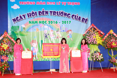 Năm học qua, Trường Mầm non Lý Tự Trọng được UBND tỉnh tặng Cờ thi đua xuất sắc.