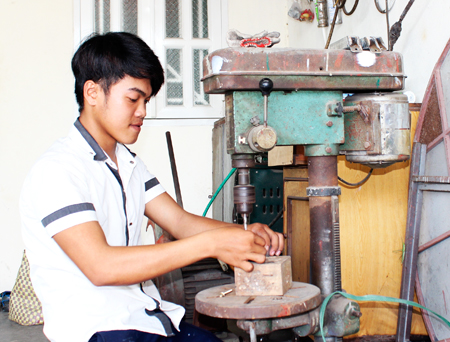 Nhờ được hỗ trợ đào tạo nghề, giải quyết việc làm nên anh Ngô Tấn Tài có việc làm, thu nhập ổn định