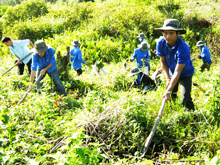 Đoàn viên, thanh niên huyện Khánh Sơn ra quân dọn vệ sinh môi trường