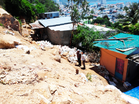 Một số nhà dân vẫn tồn tại trên đất lấn chiếm, nằm sát công trường