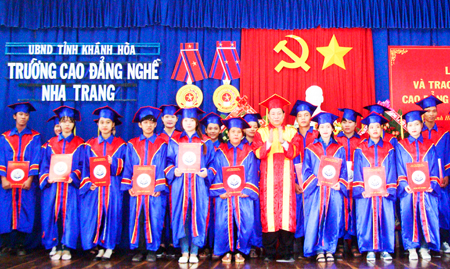 Trao bằng tốt nghiệp cho 374 sinh viên