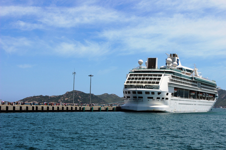 Tàu Legend of the Seas neo tại Cảng quốc tế Cam Ranh.