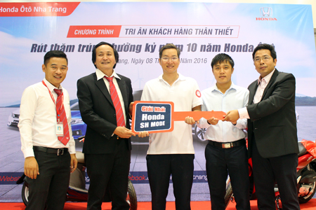 Trao giải cho khách hàng trúng thưởng