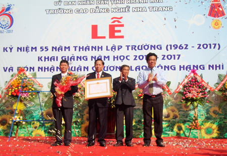 Đón nhận Huân chương Lao động hạng Nhì