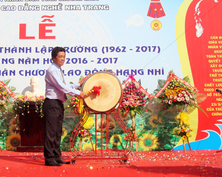 Ông Lê Thanh Quang đánh trống khai giảng năm học mới tại Trường Cao đẳng Nghề Nha Trang.