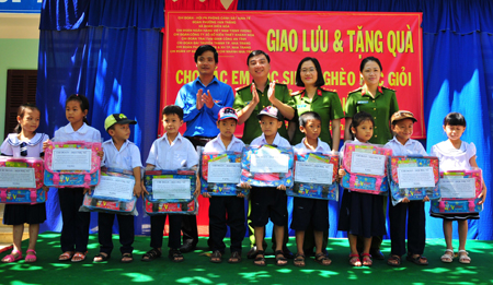 Các đơn vị tặng quà cho học sinh có hoàn cảnh khó khăn.