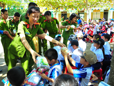 Đoàn viên, thanh niên các đơn vị cùng giao lưu với các học sinh.