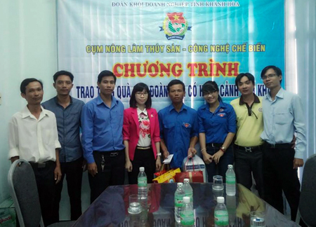 Trao quà hỗ trợ cho đoàn viên có hoàn cảnh khó khăn