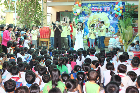 Vui Trung thu cùng trẻ em xã Cầu Bà.