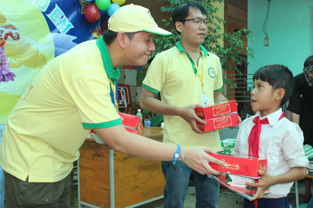Tặng bánh Trung thu cho trẻ em xã Cầu Bà