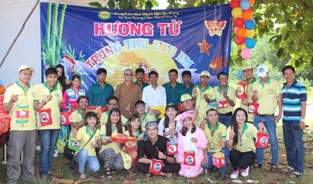 Các thành viên Nhóm thiện nguyện Hương Từ đến với xã Giang Ly.