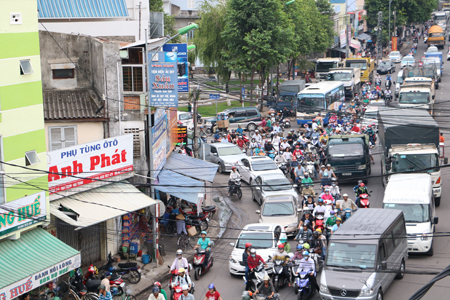 Ùn tắc giao thông trên đường 2-4, TP. Nha Trang