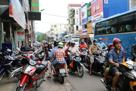 Vì không qua được bên kia đường nên chiếc xe này phải leo lên lề đường để đi