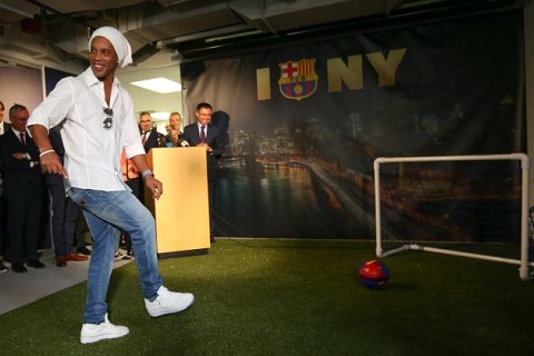 Ronaldinho đang là đại sứ của Barca.