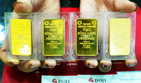 Vàng SJC giảm gần trăm nghìn mỗi lượng