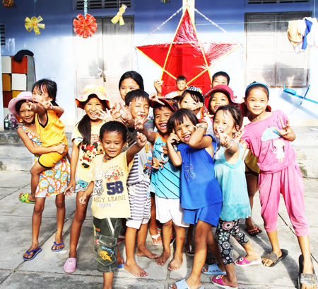Niềm vui của các em nhỏ thôn đảo
