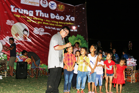 Nhiều em nhỏ thôn đảo rất háo hức với đêm hội Trung thu