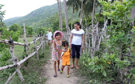 Đưa trẻ em đến địa điểm tổ chức Trung thu