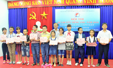 Ông Phan Văn Dũng - Phó Giám đốc Sở Giáo dục và Đào tạo trao giải cho các thí sinh