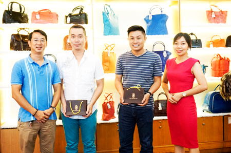 Trao thưởng cho các khách hàng