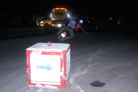 Một số xe máy khi đi đến cung đường trên đã tông vào dây cáp của xe cứu hộ ngã xuống đường.