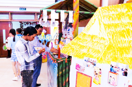 Gian trưng bày sản phẩm của các nhóm thu hút nhiều người tham quan