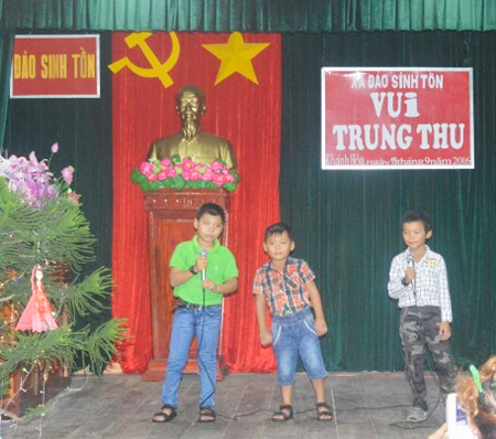 Các cháu biểu diễn văn nghệ tại đêm hội trăng rằm.