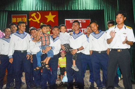 Cán bộ, chiến sĩ vui Trung thu cùng các cháu. 