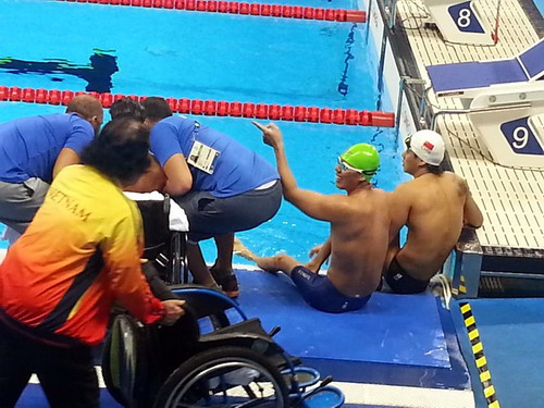 Võ Thanh Tùng (nón xanh) sau khi về đích.