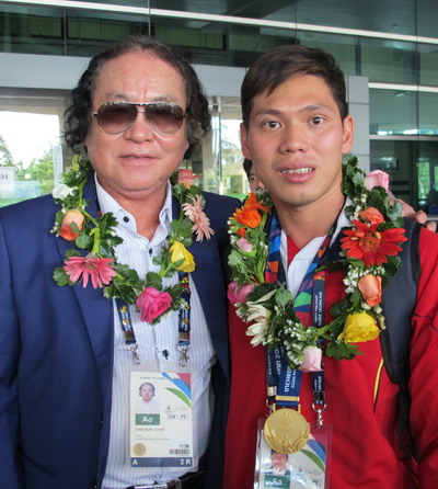 Võ Thanh Tùng và HLV Đổng Quốc Cường.