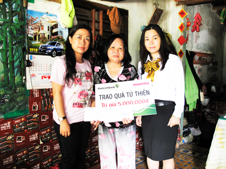 Đại diện Báo Khánh Hòa và Vietcombank Nha Trang  trao tiền ủng hộ cho bà Nguyễn Thị Thẩm