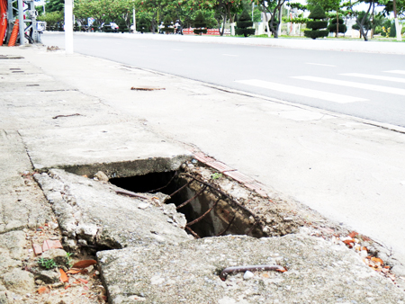 Cần thay nắp cống vỡ