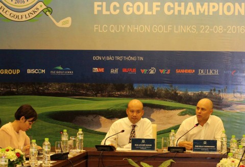 Ông Lưu Đức Quang (giữa) Trưởng BTC giải FLC Championship 2016.