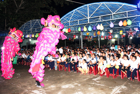 Trẻ em xã Diên Tân xem múa lân tại lễ hội trăng rằm