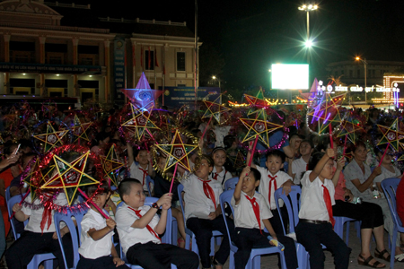 Các em nhỏ tham gia chương trình Tết Trung thu – Trăng sáng biển yêu thương.