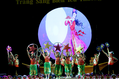 Tiết mục văn nghệ do các em thiếu nhi biểu diễn.