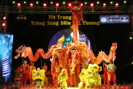 Màn biểu diễn lân sư rồng.