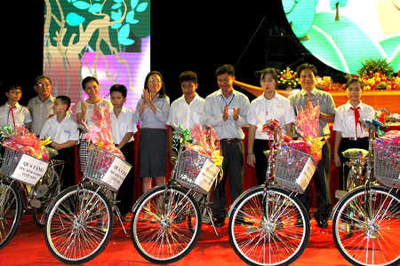 Chương trình từ thiện "Tết Trung thu - Trăng sáng biển yêu thương"