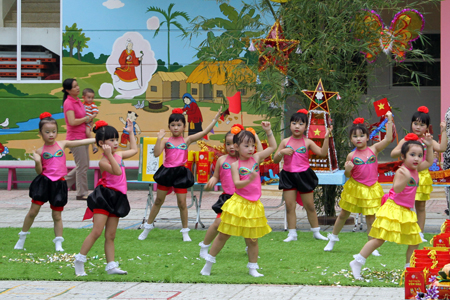 Trường mầm non Hướng Dương tổ chức vui hội trăng rằm