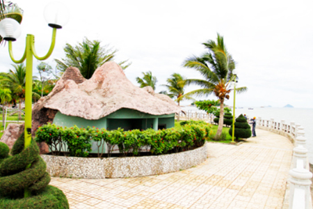 Nhà vệ sinh công cộng phía bắc cầu Trần Phú bị bỏ hoang nhiều năm