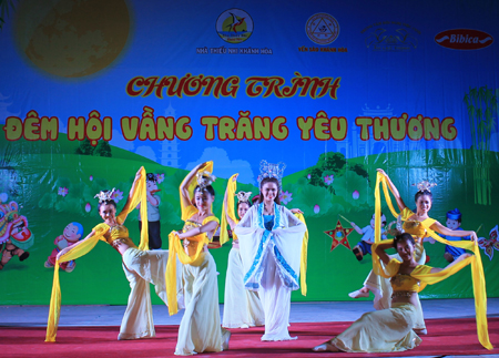 Một tiết mục văn nghệ trong đêm hội.