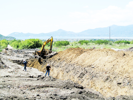 Đổ thải nhựa đường trái quy định