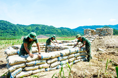 Cán bộ, chiến sĩ tham gia làm công sự tại trường bắn, thao trường huấn luyện Bộ Chỉ huy Quân sự tỉnh