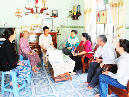 Người cao tuổi và cán bộ dân số đến nhà người dân vận động thực hiện kế hoạch hóa gia đình