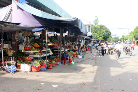  Từ khi được kinh doanh trở lại, các hộ này không còn lấn ra vỉa hè như trước